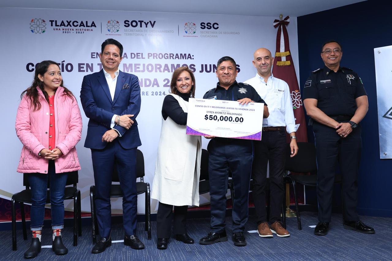Entrega gobernadora apoyos para vivienda a policías